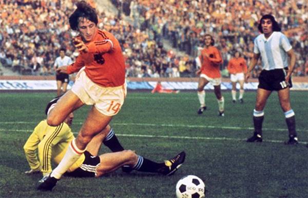 Johan Cruyff được biết đến là tiền đạo - tiền vệ bóng đá xuất sắc nhất