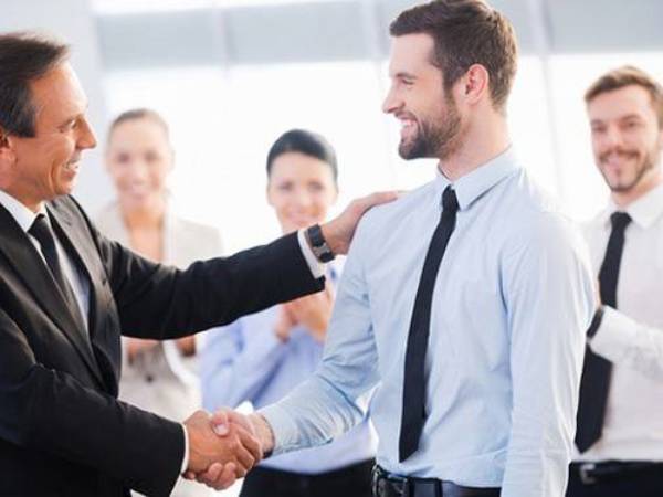 Mơ thấy cấp trên khen ngợi bạn