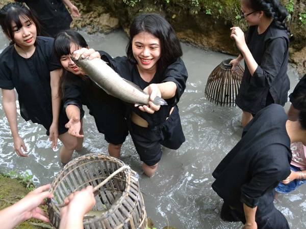 Mơ thấy đi bắt cá trong mưa to