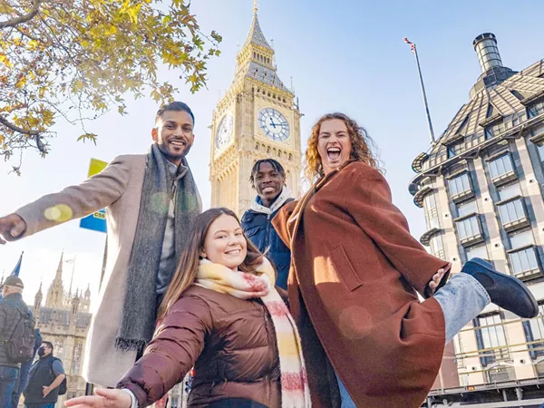 Ngủ mộng thấy đi chơi với bạn trong chuyến du lịch xa