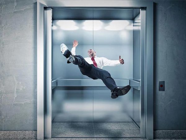 Mơ thấy thang máy rơi nhưng bạn vẫn kiểm soát được