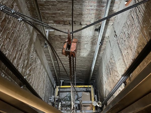 Mộng mị thấy rơi thang máy từ tầng cao xuống đất