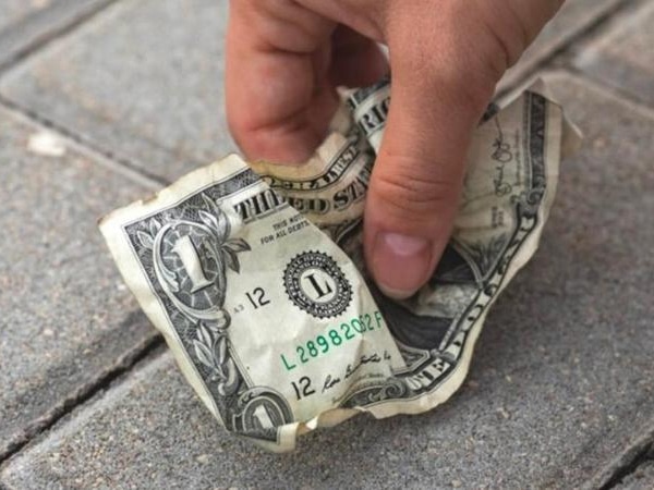 Mơ thấy nhặt được tiền báo hiệu vận may hay thử thách?