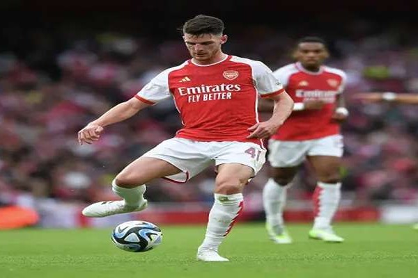 Declan Rice kiểm soát bóng và phân phối trong trận đấu của Arsenal