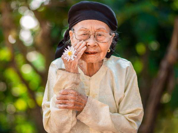 Nằm mơ thấy bà già là điềm gì, có con số mấy phát tài?